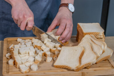Weißbrot würfeln