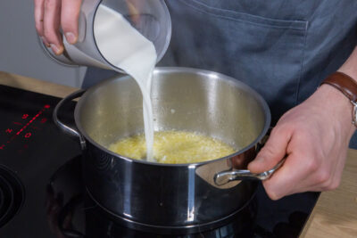 Milch zur Butter gießen