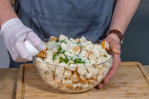 Teig für Semmelknödel machen