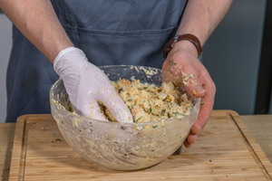 Teig für Semmelknödel kneten