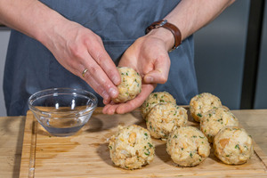 Semmelknödel mit Händen formen
