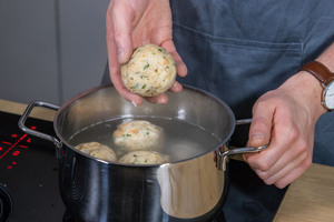Semmelknödel in Wasser kochen