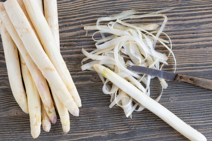 Spargel schälen
