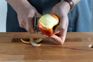 Apfel schälen