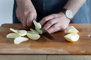 Apfel in Scheiben schneiden