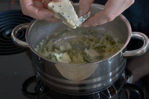 Gorgonzola hinzugeben