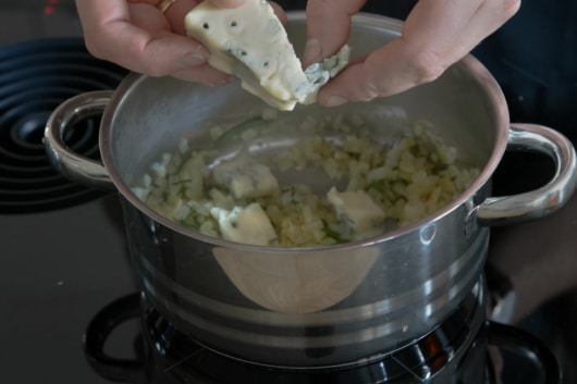 Gorgonzola hinzugeben