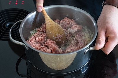 Hackfleisch und Zwiebeln anbraten
