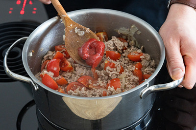 Tomaten mit Hackfleisch anbraten