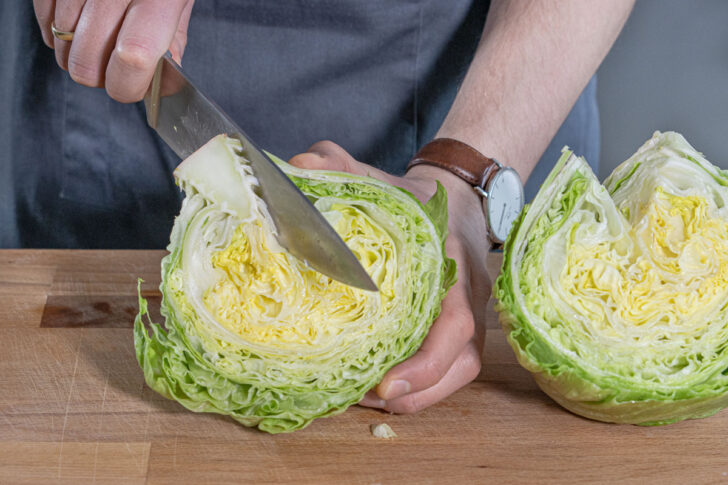 Strunk vom Salat herausschneiden