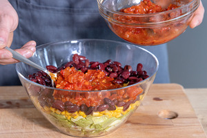 Salsa auf den Taccosalat geben