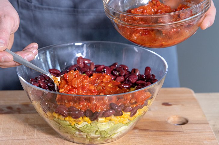 Salsa auf den Taccosalat geben