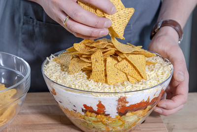 Tortilla Chips auf den Salat geben