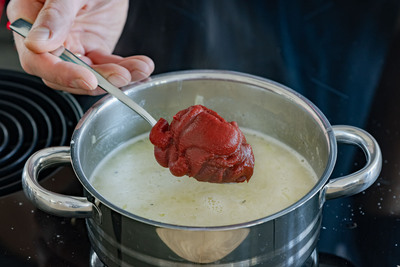 Tomatenmark hinzugeben