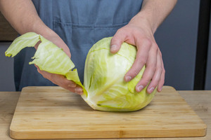 Außenblätter vom Weißkraut entfernen