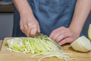 Weißkraut klein schneiden