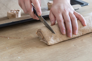 Zimtschnecken schneiden