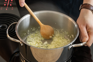Zwiebeln und Knoblauch anschwitzen