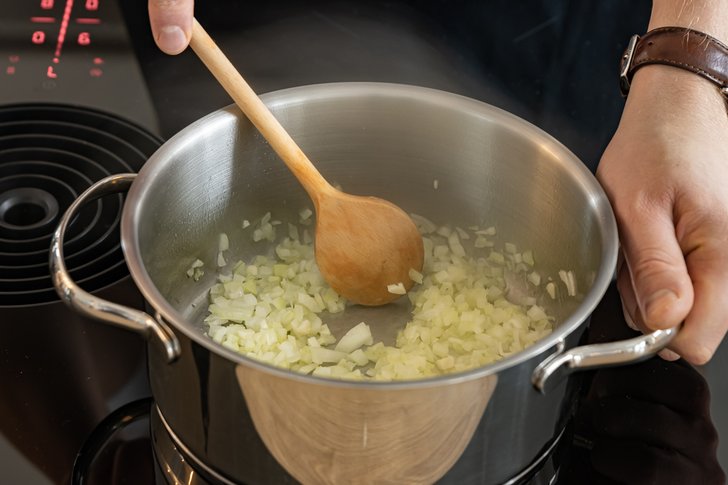 Zwiebeln und Knoblauch anschwitzen