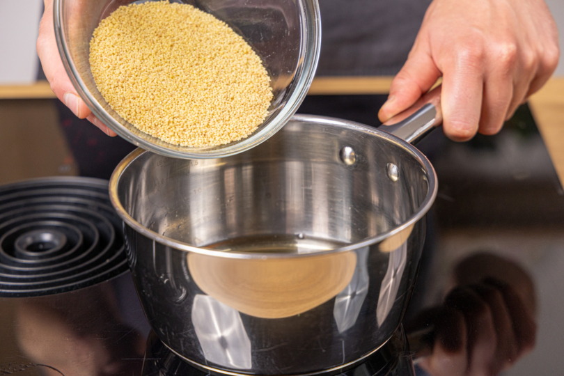 Couscous in den Topf geben