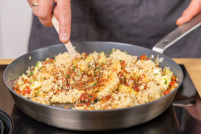 Couscous unter das Gemüse rühren