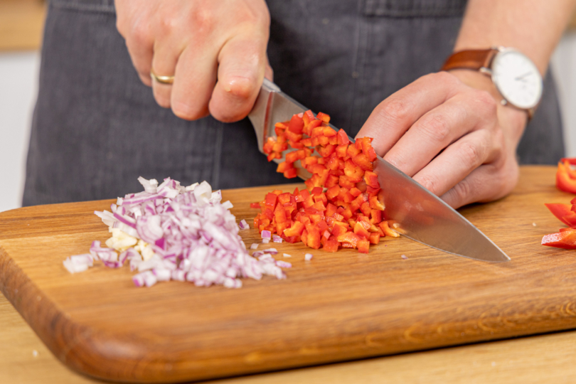 Paprika fein würfeln