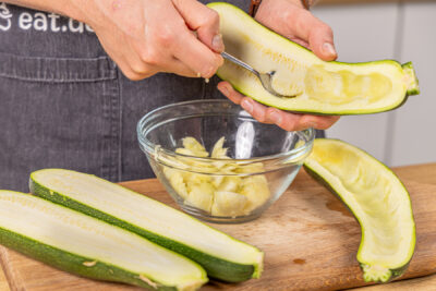 Zucchini aushöhlen