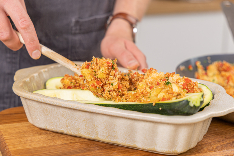Zucchini mit der Couscous-Masse füllen