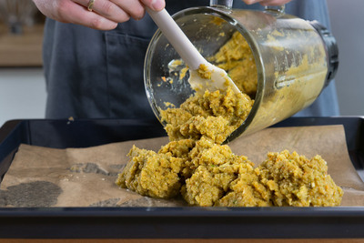 Masse auf Backblech geben