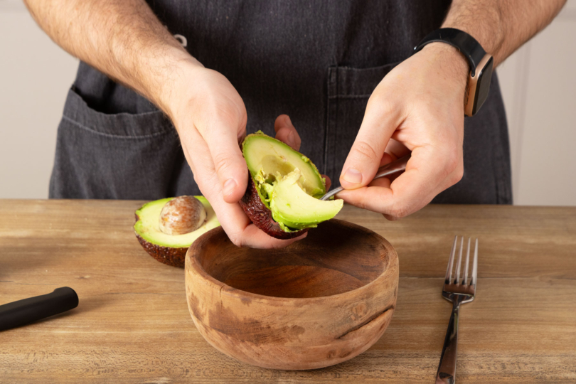 Avocado aus Schale löffeln.