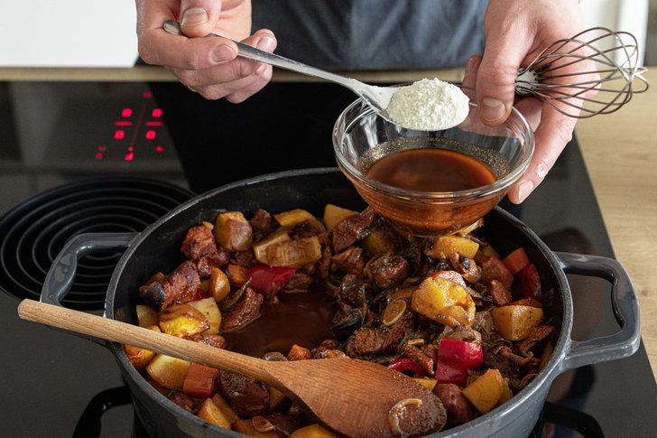 Gulasch-Soße mit Mehl andicken