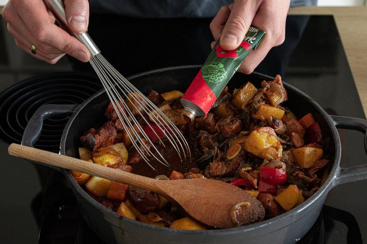 Gulasch-Soße andicken mit Tomatenmark