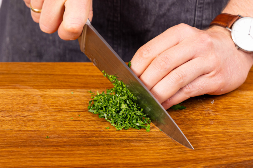 Petersilie fein hacken