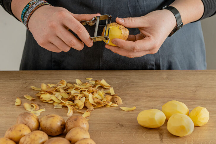 Kartoffeln schälen