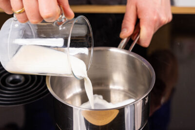 Milch im Topf erwärmen