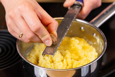 Kartoffelpüree ohne Milch mit Salz, Pfeffer und Muskatnuss abschmecken