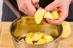 Kartoffeln in grobe Würfel schneiden
