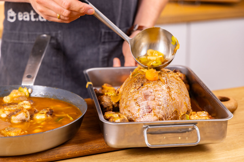 Braten mit Sauce übergießen