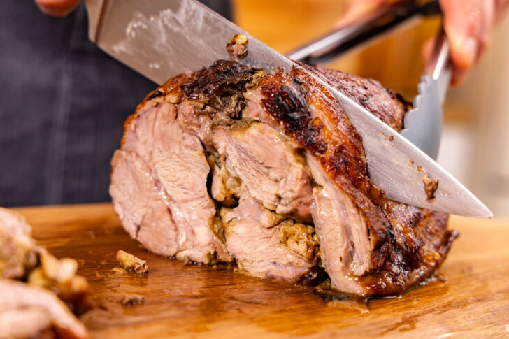 Klassischen Kalbsnierenbraten anschneiden