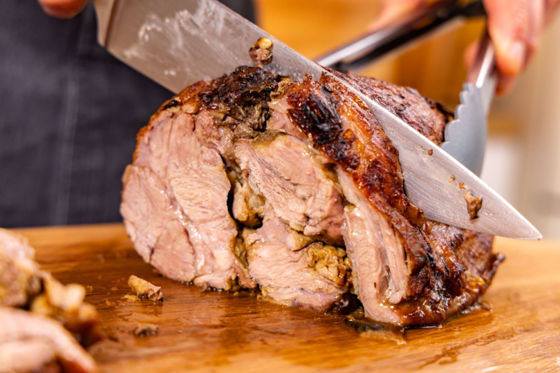 Klassischen Kalbsnierenbraten anschneiden