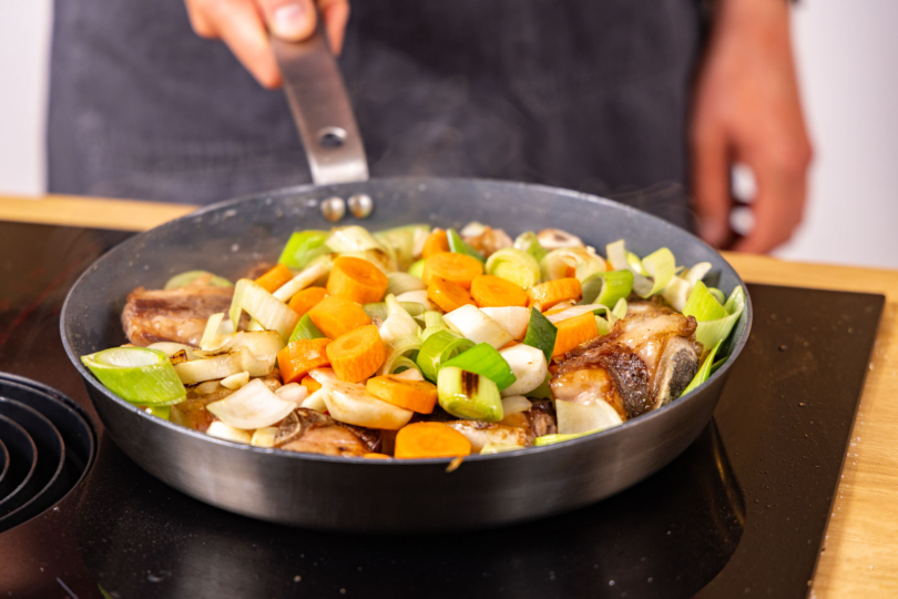 Gemüse und Knochen anbraten