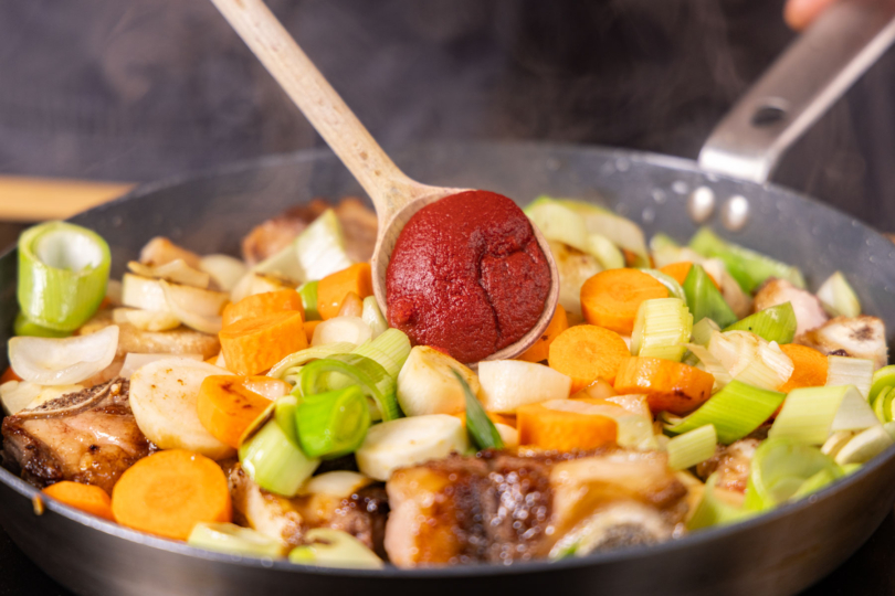 Tomatenmark anschwitzen