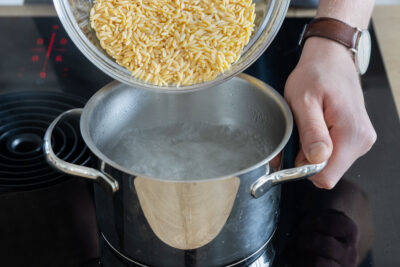 Griechische Nudeln kochen