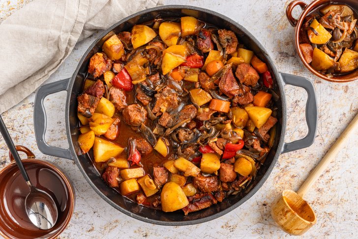 Ofengulasch mit Kartoffeln