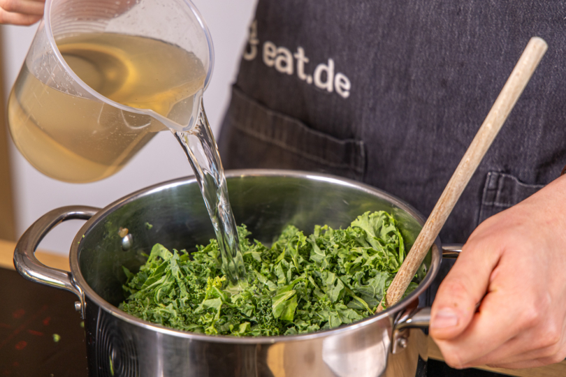 Gemüsebrühe dazu gießen