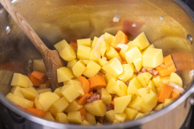 Kartoffeln und Karotten anbraten
