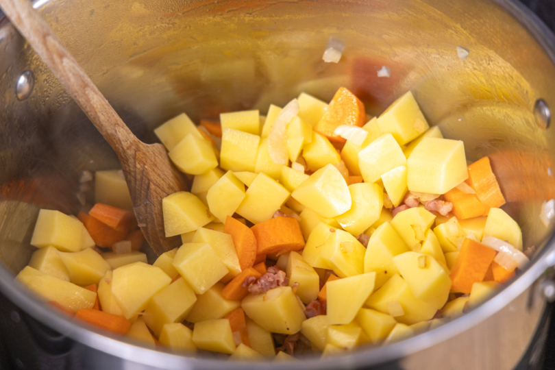 Kartoffeln und Karotten anbraten