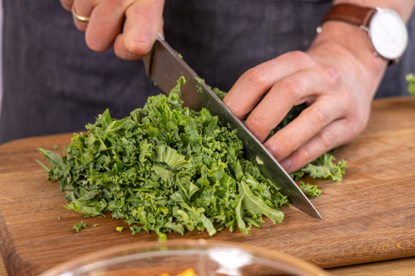 Grünkohl in Streifen schneiden