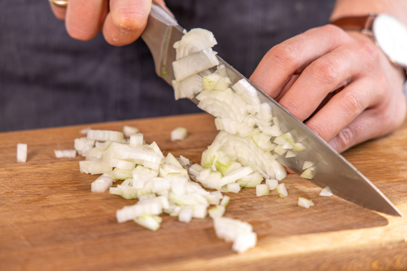 Zwiebel würfeln