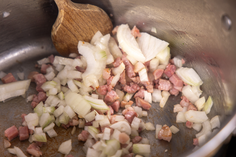 Zwiebeln und Speck anbraten